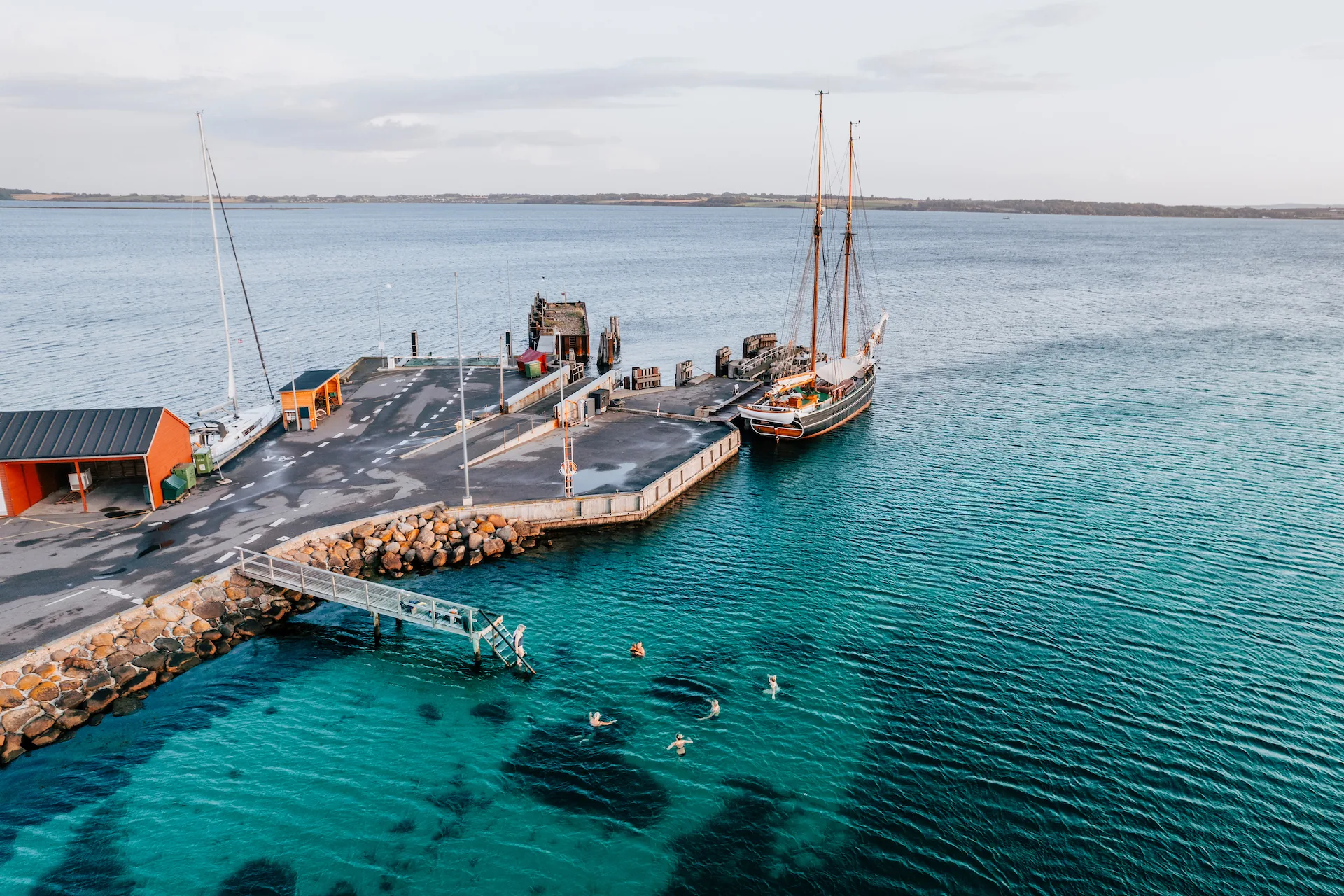 Aron anchored in clear water by Lyø