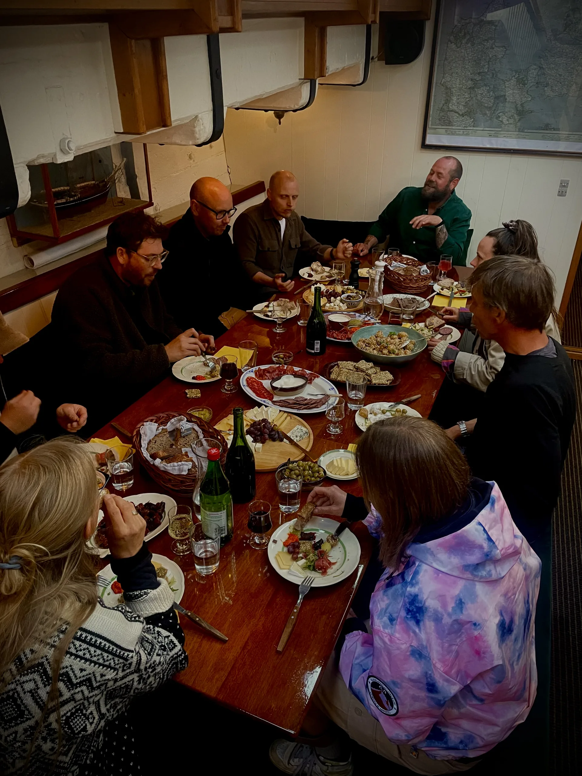 Guests gathered for dinner in Aron's saloon