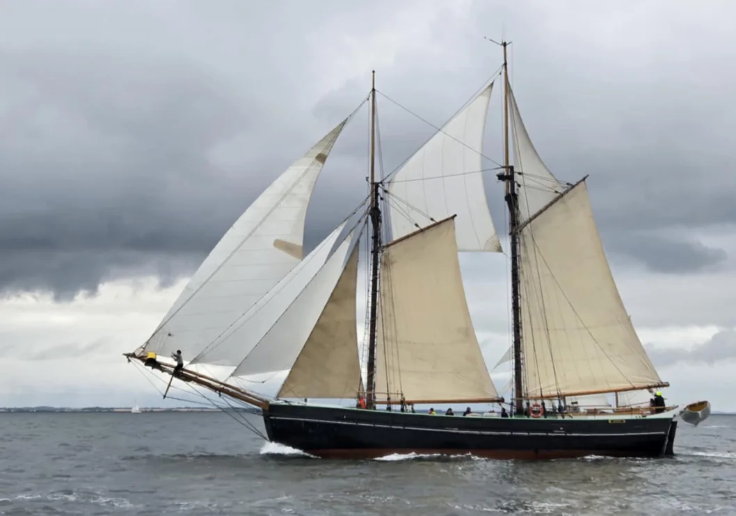 Aron seen from the side under full sail