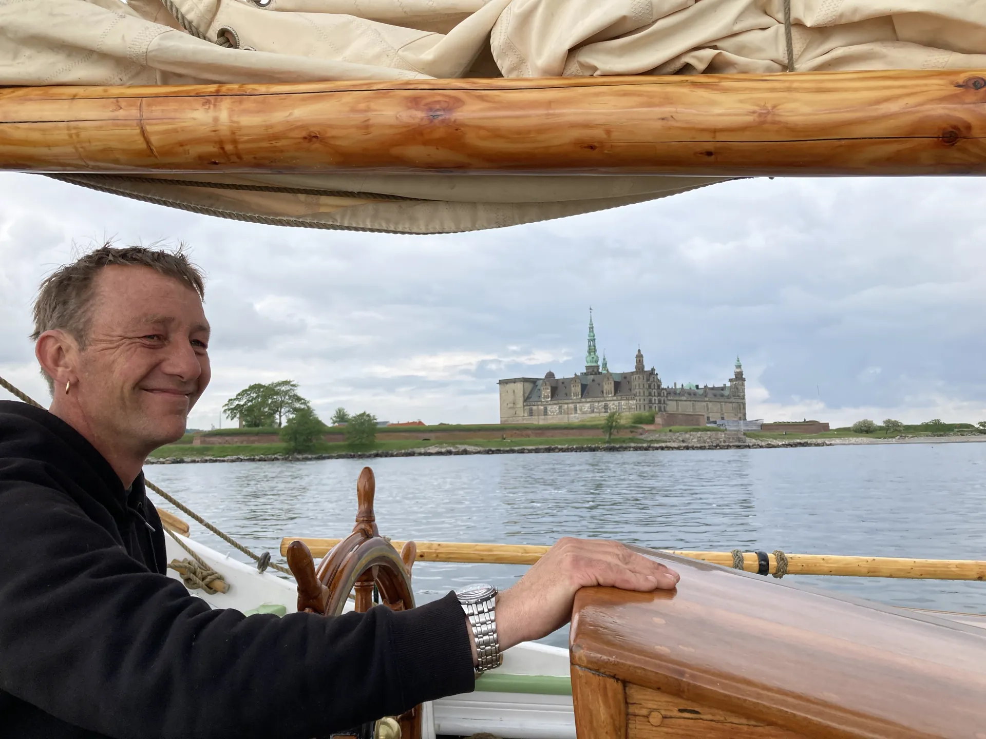 Gorm at Aron's helm with Kronborg Castle to port